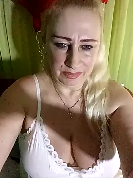 Snapshot of Esenia505 chatting on February 16, 4:14 pm Esenia505 online show from February 16, 4:14 pm