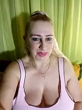 Snapshot of Esenia505 chatting on February 24, 5:05 am Esenia505 online show from February 24, 5:05 am