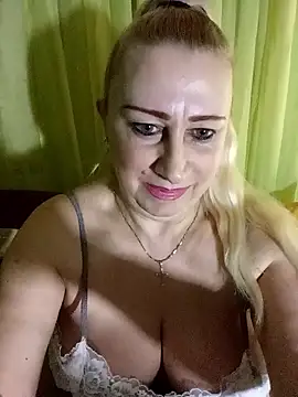 Snapshot of Esenia505 chatting on February 25, 5:28 am Esenia505 online show from February 25, 5:28 am