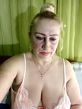 Snapshot of Esenia505 chatting on April 4, 3:05 am Esenia505 online show from April 4, 3:05 am