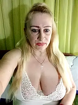 Snapshot of Esenia505 chatting on April 4, 3:09 pm Esenia505 online show from April 4, 3:09 pm