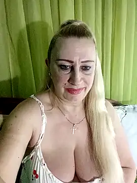 Snapshot of Esenia505 chatting on April 11, 7:45 am Esenia505 online show from April 11, 7:45 am