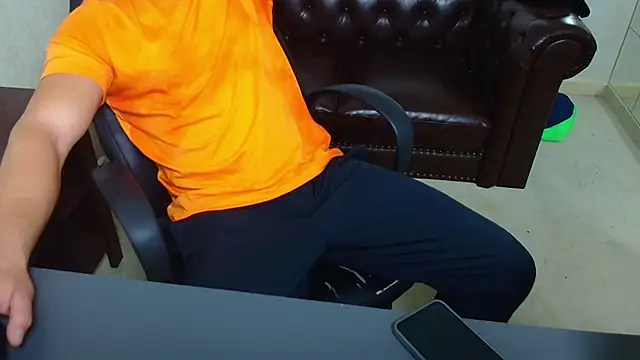 HayesWood online show from December 4, 5:50 am