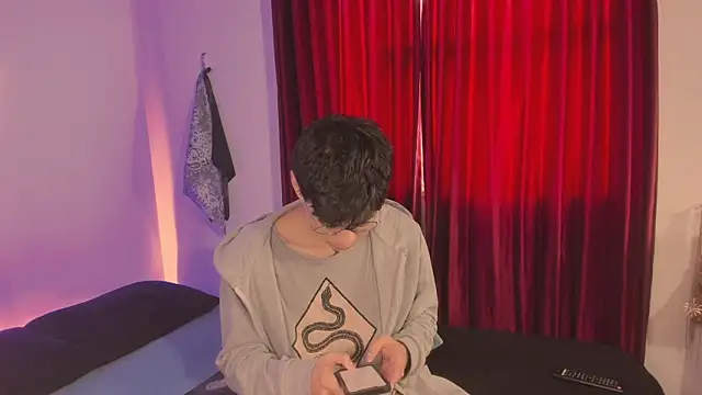 estmonnn online show from November 15, 9:21 pm