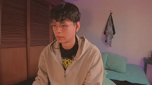 estmonnn online show from December 13, 10:26 pm