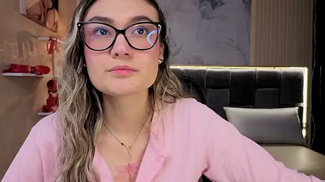 Im-Lola online show from December 3, 7:56 pm