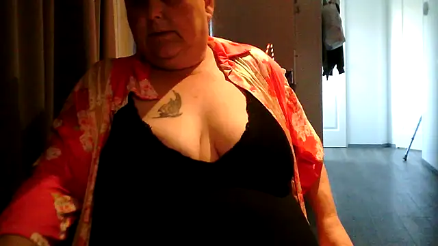 Snapshot of Sylviastar46 chatting on June 4, 6:36 pm Sylviastar46 online show from June 4, 6:36 pm