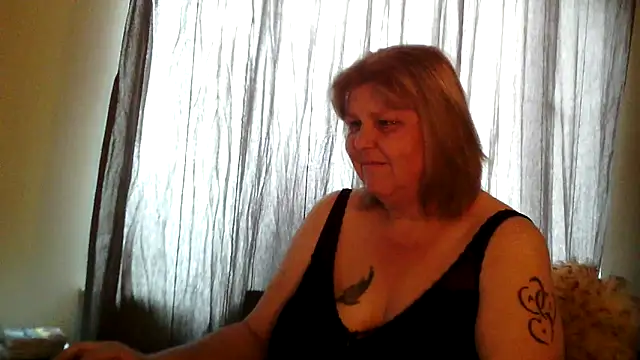 Snapshot of Sylviastar46 chatting on June 10, 3:33 pm Sylviastar46 online show from June 10, 3:33 pm