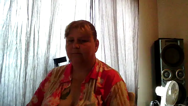Snapshot of Sylviastar46 chatting on June 13, 6:11 am Sylviastar46 online show from June 13, 6:11 am