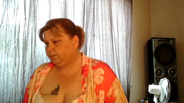 Snapshot of Sylviastar46 chatting on June 14, 8:05 am Sylviastar46 online show from June 14, 8:05 am