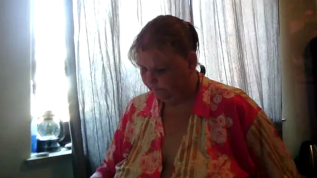 Snapshot of Sylviastar46 chatting on June 25, 7:35 am Sylviastar46 online show from June 25, 7:35 am