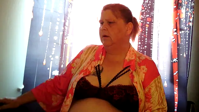 Snapshot of Sylviastar46 chatting on June 30, 7:53 am Sylviastar46 online show from June 30, 7:53 am