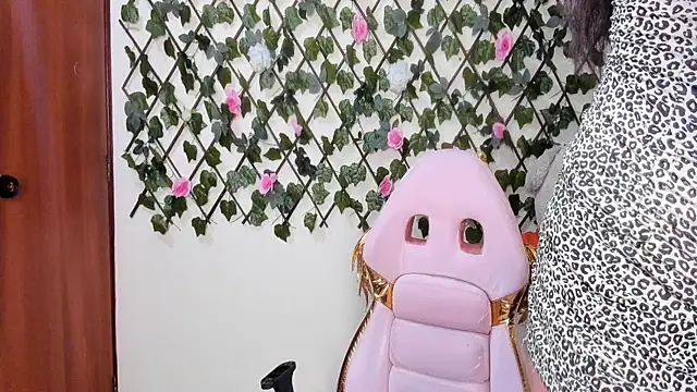 melani ferraraa  online show from November 16, 6:30 am