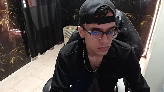 Snapshot of jhon_sex18 chatting on November 6, 7:48 pm jhon sex18 online show from November 6, 7:48 pm