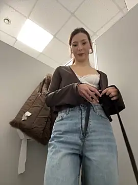 Snapshot of LilluKatten chatting on February 12, 7:58 am LilluKatten online show from February 12, 7:58 am