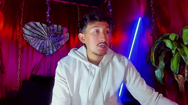 Snapshot of x_heros_x chatting on November 6, 12:17 pm x heros x online show from November 6, 12:17 pm