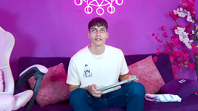 AlessioVitale online show from November 24, 12:16 pm