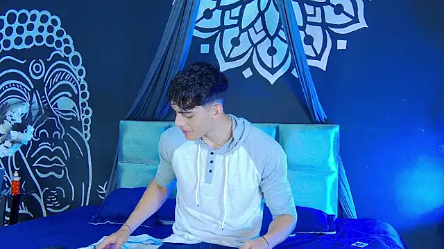 AlessioVitale online show from December 15, 12:09 pm