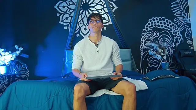 Snapshot of AlessioVitale chatting on January 8, 12:07 pm AlessioVitale online show from January 8, 12:07 pm