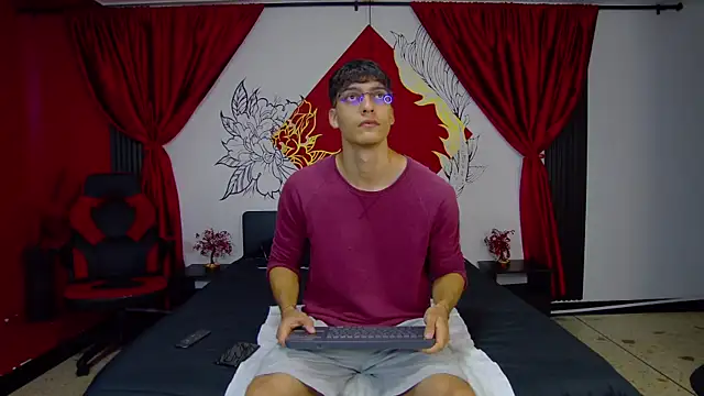 Snapshot of AlessioVitale chatting on January 13, 12:10 pm AlessioVitale online show from January 13, 12:10 pm