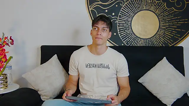 Snapshot of AlessioVitale chatting on February 23, 7:44 pm AlessioVitale online show from February 23, 7:44 pm