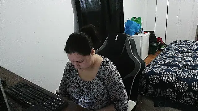 Snapshot of GlitterAuburn chatting on April 29, 3:05 pm GlitterAuburn online show from April 29, 3:05 pm