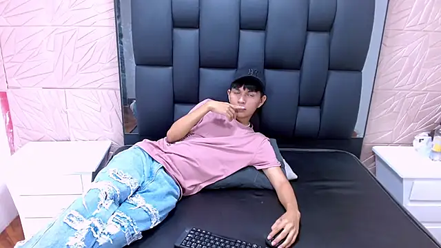 Snapshot of Mortelle_ chatting on January 7, 7:38 pm Mortelle online show from January 7, 7:38 pm