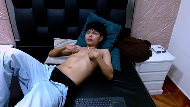 Snapshot of Mortelle_ chatting on January 12, 8:47 pm Mortelle online show from January 12, 8:47 pm