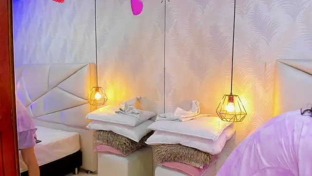 laurettedela rouse online show from December 3, 10:57 am