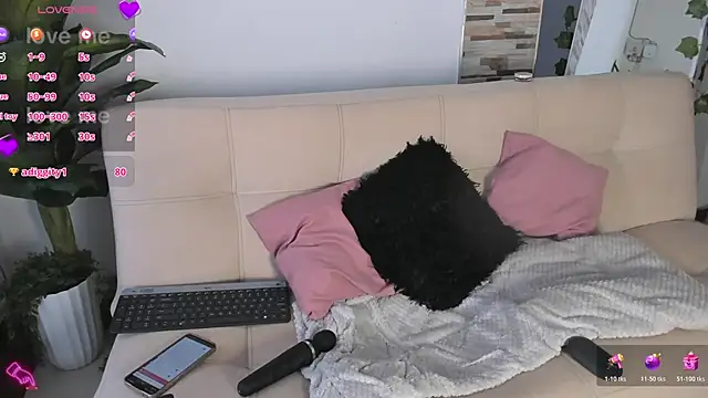 Evelyn R  online show from June 9, 9:37 pm
