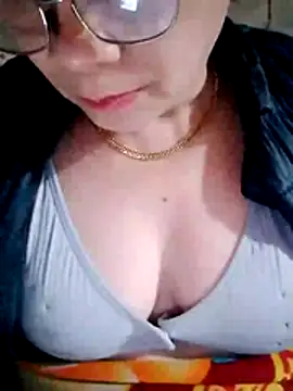 Snapshot of small-house123 chatting on February 3, 12:53 am small-house123 online show from February 3, 12:53 am