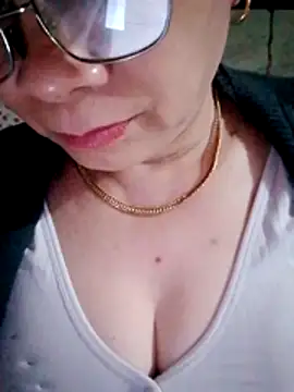 Snapshot of small-house123 chatting on February 7, 10:52 am small-house123 online show from February 7, 10:52 am