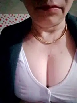 Snapshot of small-house123 chatting on February 7, 10:57 pm small-house123 online show from February 7, 10:57 pm