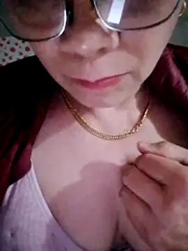 Snapshot of small-house123 chatting on February 10, 1:48 pm small-house123 online show from February 10, 1:48 pm