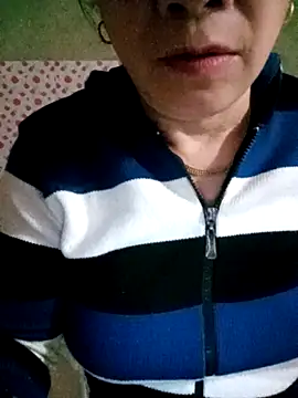 Snapshot of small-house123 chatting on February 14, 11:23 pm small-house123 online show from February 14, 11:23 pm