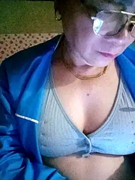 Snapshot of small-house123 chatting on February 15, 11:01 pm small-house123 online show from February 15, 11:01 pm