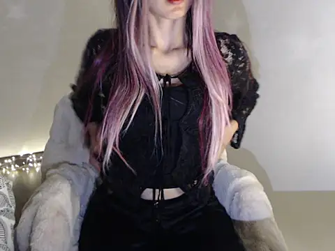 Snapshot of Elyara- chatting on March 3, 11:16 am Elyara- online show from March 3, 11:16 am