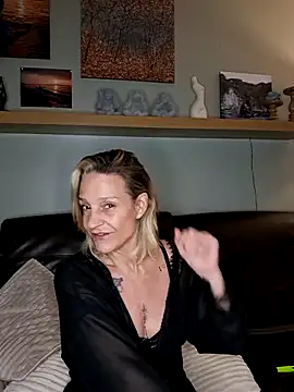 Snapshot of LittleSexyT chatting on November 10, 10:42 pm LittleSexyT online show from November 10, 10:42 pm