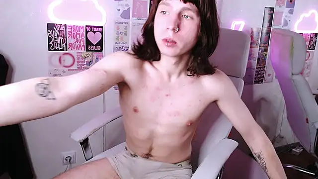 Snapshot of CutieKai_ chatting on February 19, 12:28 am CutieKai online show from February 19, 12:28 am