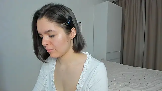 Snapshot of Xo_Laura chatting on February 3, 3:15 am Xo Laura online show from February 3, 3:15 am