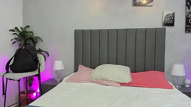 Snapshot of kendra_london chatting on February 5, 11:15 am kendra london online show from February 5, 11:15 am