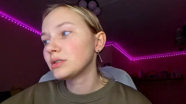 Snapshot of KarinRobertson chatting on February 8, 5:27 pm KarinRobertson online show from February 8, 5:27 pm