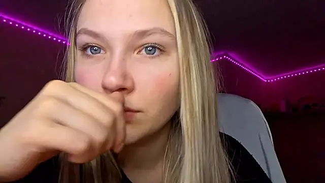 Snapshot of KarinRobertson chatting on February 10, 5:28 pm KarinRobertson online show from February 10, 5:28 pm