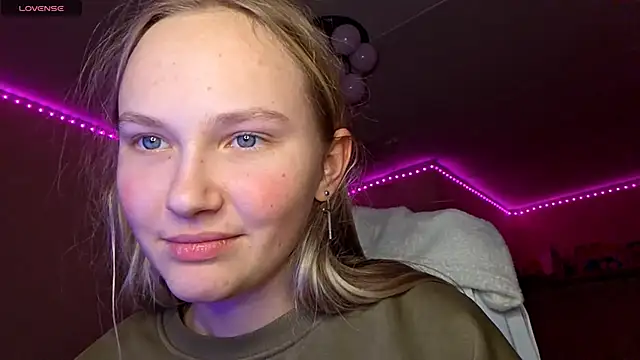 Snapshot of KarinRobertson chatting on February 13, 4:03 pm KarinRobertson online show from February 13, 4:03 pm