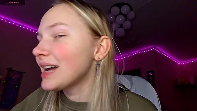 Snapshot of KarinRobertson chatting on February 15, 4:03 pm KarinRobertson online show from February 15, 4:03 pm