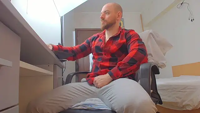 Ryanstone  online show from April 3, 5:27 am