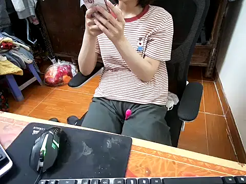 Snapshot of ---Lusi03--- chatting on April 2, 2:42 am ---Lusi03--- online show from April 2, 2:42 am