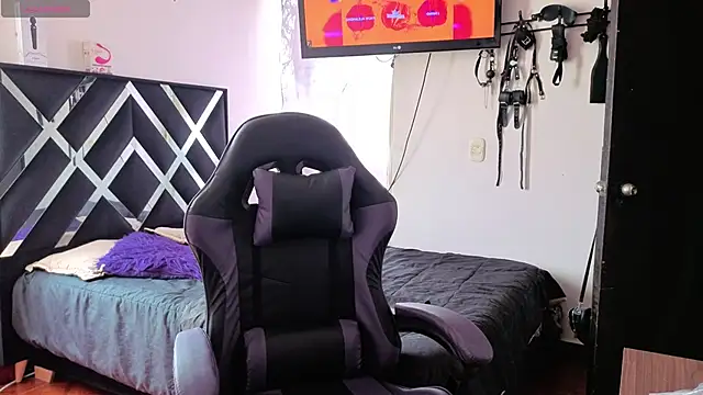 Zooee 01 online show from December 4, 4:05 pm