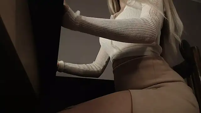 Snapshot of charm__me chatting on February 7, 1:59 pm charm me online show from February 7, 1:59 pm