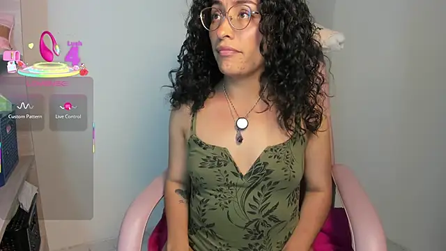 misslya00 online show from December 5, 8:05 pm